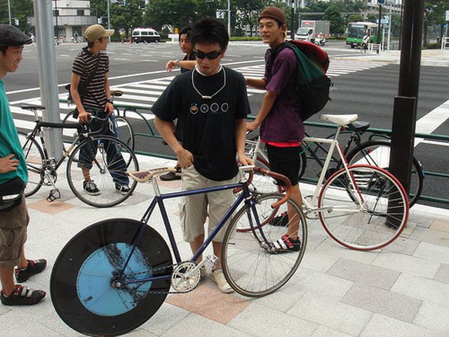 文章出處:阿財(貝哥哥指南站長) 場地車(Track Bicycle)是一種歷史悠久又設計特殊的自行車類別,本篇概略介紹關於這類腳踏車的風格、設計,以及晚近的風潮,喜歡騎自行車同時又偏好極簡(工業)設計的朋友,入門就從這邊開始! 風格 極簡主義(minimalism)對某些人來說是一種風格,對另外一些人來說則是生活態度。 愛用Mac的各位對這個道理應該不陌生;愛逛IKEA及無印良品的朋友們相信也是厚忠此道。以腳踏車而言,近年極簡主義的風尚也慢慢在這個領域發酵,漸漸地在世界幾個大都會區裡面發產出相當紮實的