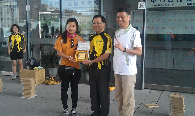 台中副市长蔡炳坤(中),市议员王岳彬(右)颁发完骑证书给参与环岛的